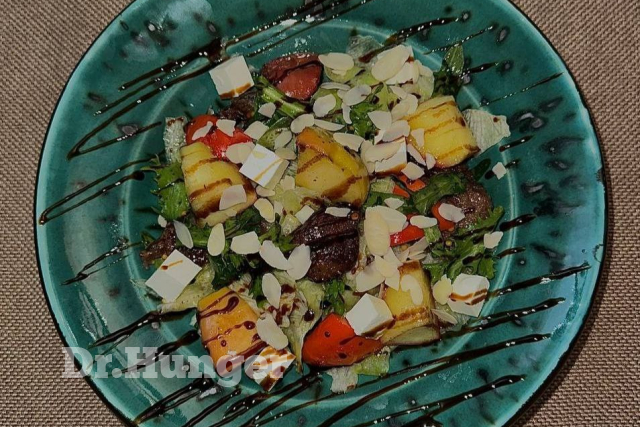 Салат з печінкою та карамелізованим яблуком