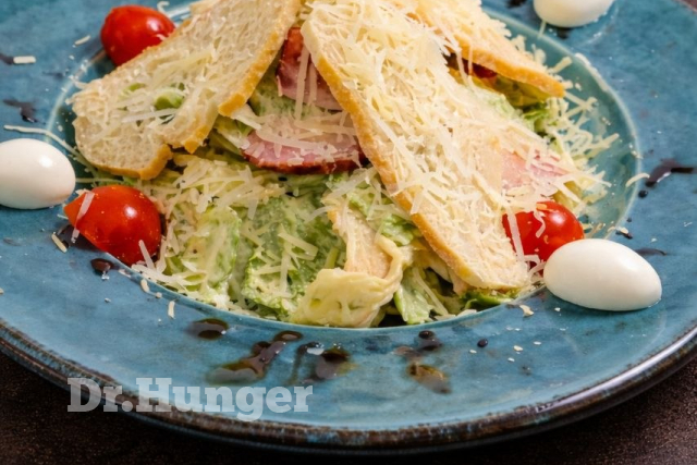 Салат Цезар з куркою і беконом
